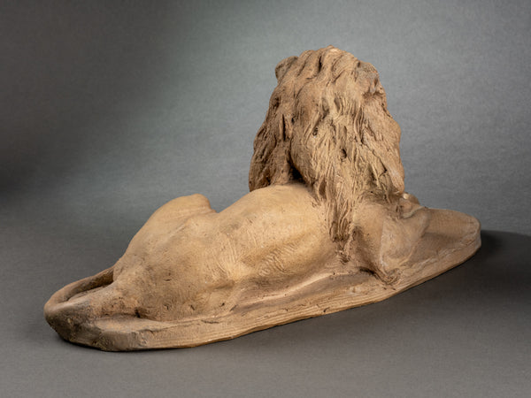 Ytiga NUMATA (1873-1954) Lion couché - Exceptionnelle Terre cuite originale datée 1906