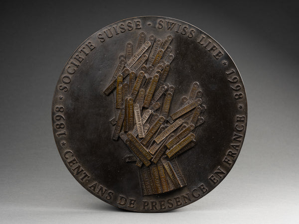 ARMAN 'La Main Tendue' - Médaillon en bronze patiné