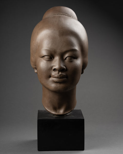 Hugues BACQUET (1928-2009) Buste de femme Asie du Sud-Est en terre cuite patinée