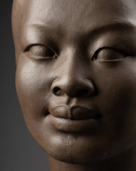 Hugues BACQUET (1928-2009) Buste de femme Asie du Sud-Est en terre cuite patinée