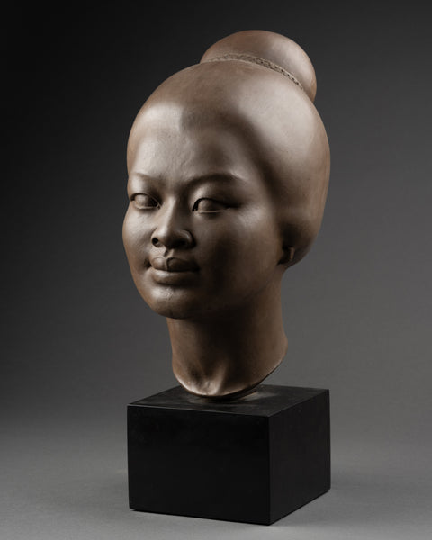 Hugues BACQUET (1928-2009) Buste de femme Asie du Sud-Est en terre cuite patinée