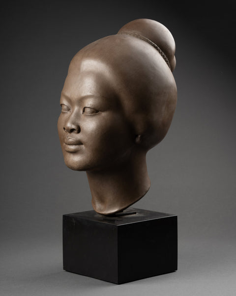 Hugues BACQUET (1928-2009) Buste de femme Asie du Sud-Est en terre cuite patinée