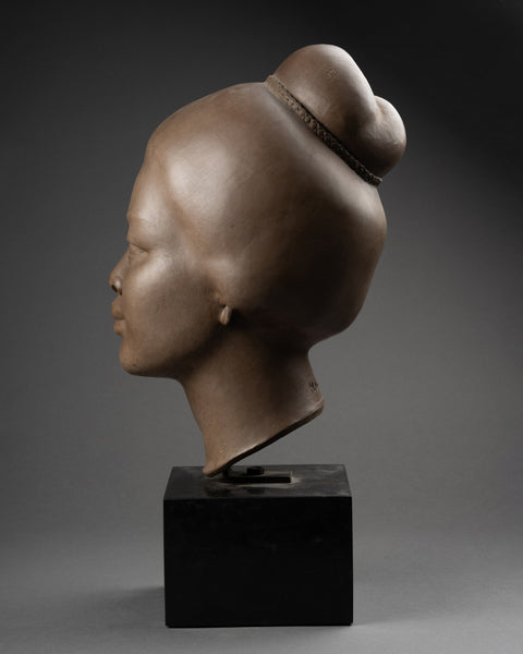Hugues BACQUET (1928-2009) Buste de femme Asie du Sud-Est en terre cuite patinée