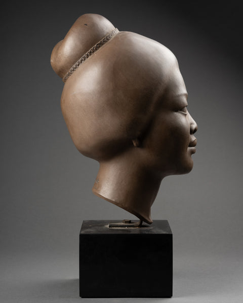 Hugues BACQUET (1928-2009) Buste de femme Asie du Sud-Est en terre cuite patinée
