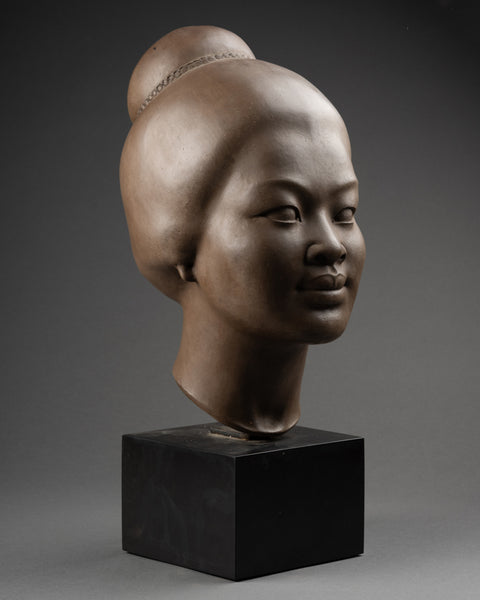 Hugues BACQUET (1928-2009) Buste de femme Asie du Sud-Est en terre cuite patinée