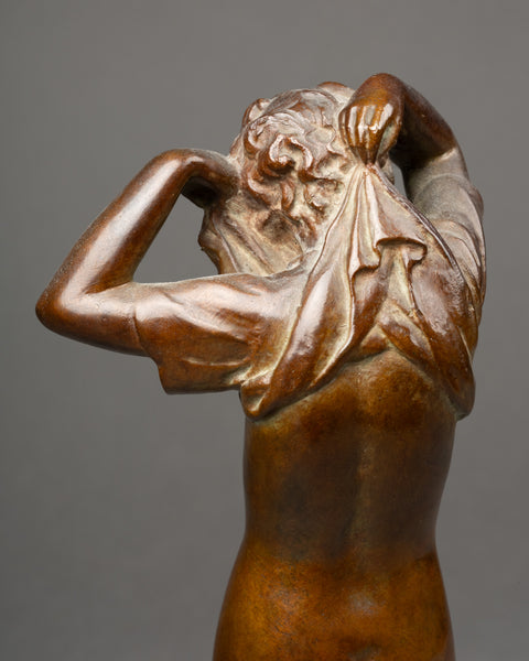 Maurice DELANNOY (1885-1972) 'Jeune femme se dénudant' Bronze patiné, période Art Déco.