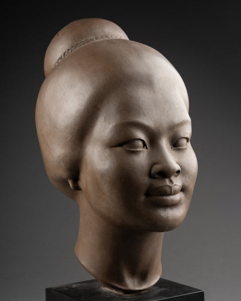 Hugues BACQUET (1928-2009) Buste de femme Asie du Sud-Est en terre cuite patinée