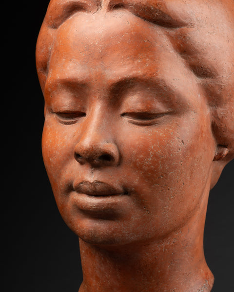 Hugues BACQUET (1928-2009) Buste de femme Asie du Sud-Est en terre cuite patinée sur base bois