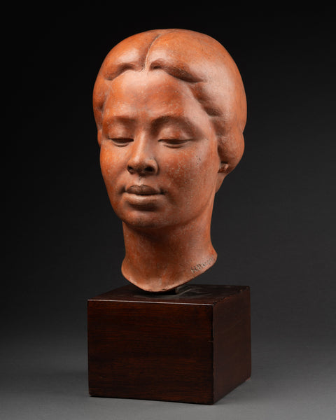 Hugues BACQUET (1928-2009) Buste de femme Asie du Sud-Est en terre cuite patinée sur base bois