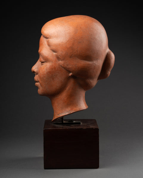 Hugues BACQUET (1928-2009) Buste de femme Asie du Sud-Est en terre cuite patinée sur base bois