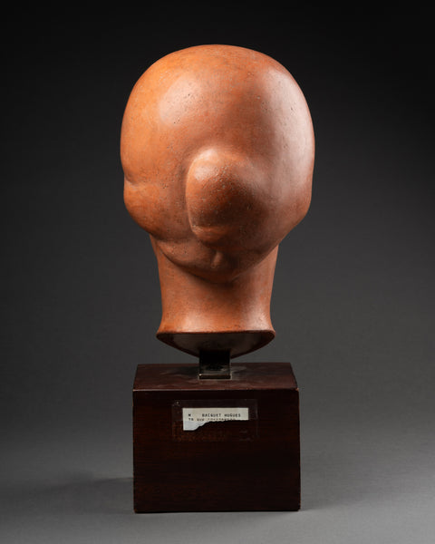 Hugues BACQUET (1928-2009) Buste de femme Asie du Sud-Est en terre cuite patinée sur base bois