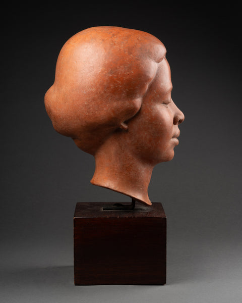 Hugues BACQUET (1928-2009) Buste de femme Asie du Sud-Est en terre cuite patinée sur base bois