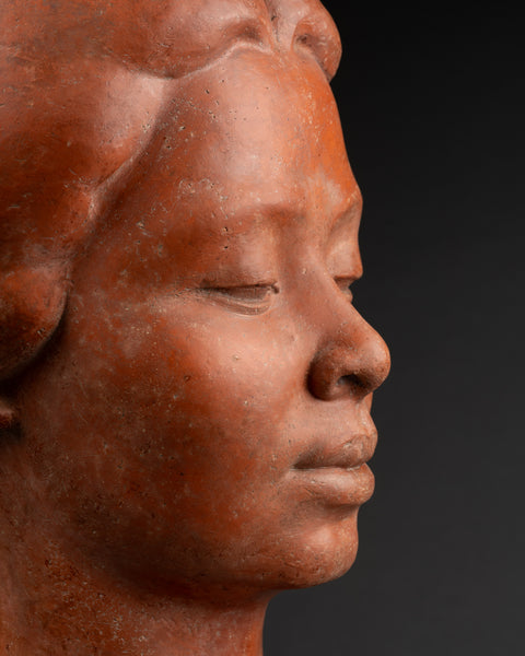 Hugues BACQUET (1928-2009) Buste de femme Asie du Sud-Est en terre cuite patinée sur base bois