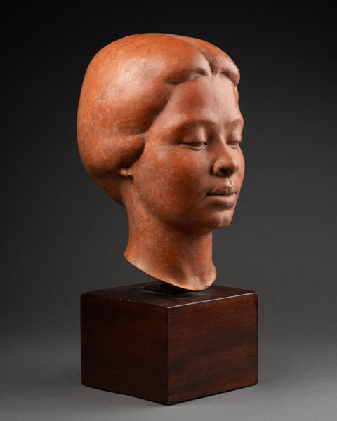 Hugues BACQUET (1928-2009) Buste de femme Asie du Sud-Est en terre cuite patinée sur base bois
