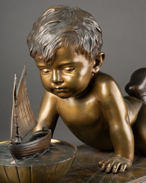 Emmanuel VILLANIS (1858-1914) Enfant jouant avec un bateau. Grand et rare bronze. Vers 1900