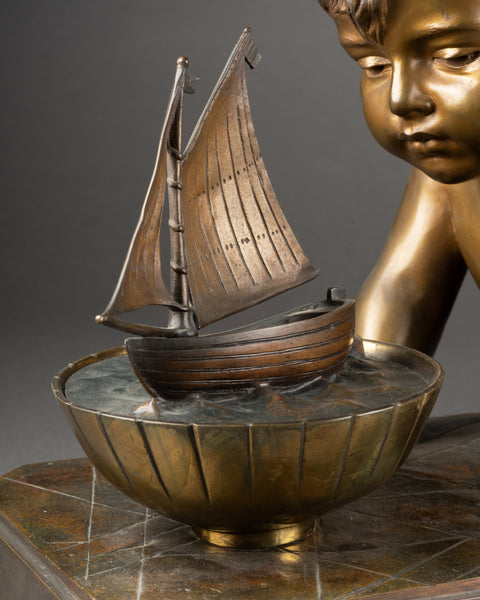 Emmanuel VILLANIS (1858-1914) Enfant jouant avec un bateau. Grand et rare bronze. Vers 1900
