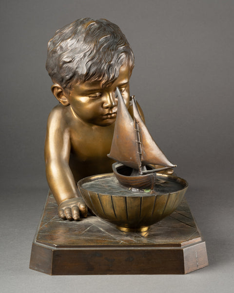 Emmanuel VILLANIS (1858-1914) Enfant jouant avec un bateau. Grand et rare bronze. Vers 1900