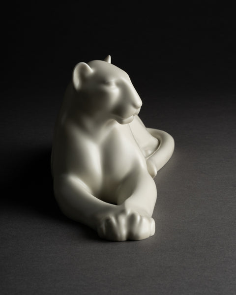 Armand PETERSEN (1891-1969) - Lionne couchée - Porcelaine Emaillée, Bing & Grundahl