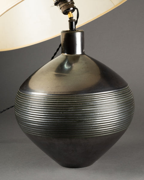 Ateliers PRIMAVERA - Lampe 'boule' en céramique émaillée 'canon de fusil'