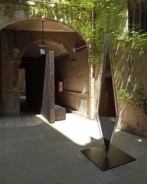 Corentin DIVOL et Loîc RAINEVAL - "VERITES" (2023) - Oeuvre monumentale, Acier, Bois Noirci, panneaux composite miroir aluminium polyéthylène