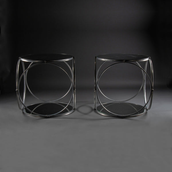 Paire de guéridons modernistes en aluminium et verre miroir, années 1980.