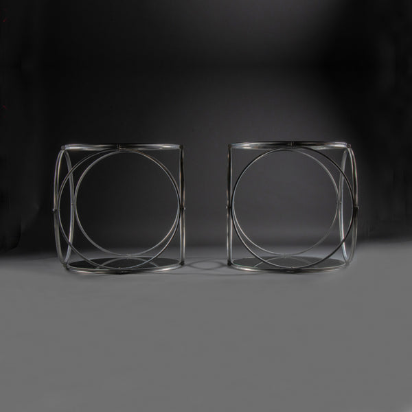 Paire de guéridons modernistes en aluminium et verre miroir, années 1980.