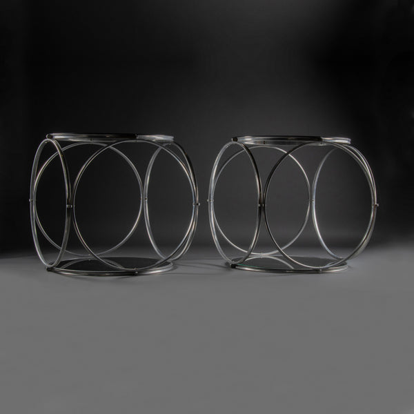 Paire de guéridons modernistes en aluminium et verre miroir, années 1980.