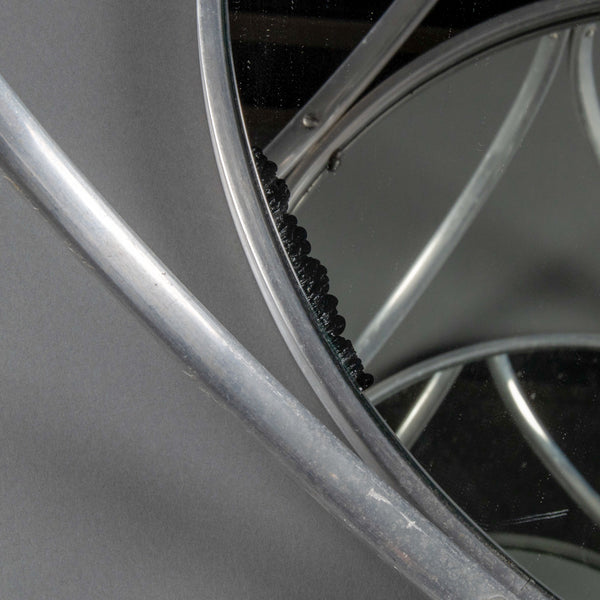 Paire de guéridons modernistes en aluminium et verre miroir, années 1980.