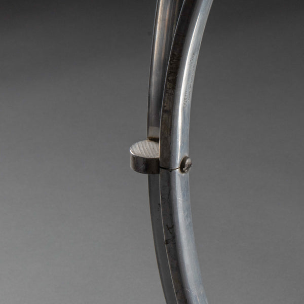 Paire de guéridons modernistes en aluminium et verre miroir, années 1980.