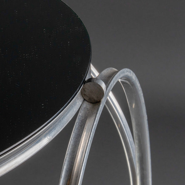 Paire de guéridons modernistes en aluminium et verre miroir, années 1980.