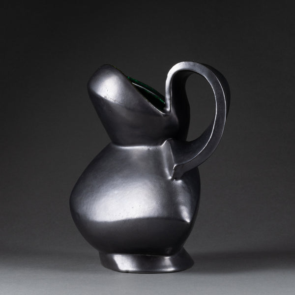 Jacques BLIN (1920-1995) Pichet en céramique émaillée noire. Vers 1950.
