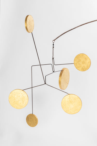 Serge MENDJISKY (1929-2017)  'L’Or Egyptien' (2012) Stabile. Acier, marbre, laiton, bois doré à la feuille.