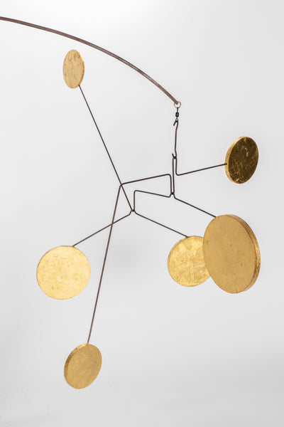 Serge MENDJISKY (1929-2017)  'L’Or Egyptien' (2012) Stabile. Acier, marbre, laiton, bois doré à la feuille.