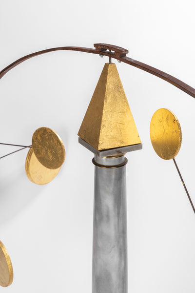 Serge MENDJISKY (1929-2017)  'L’Or Egyptien' (2012) Stabile. Acier, marbre, laiton, bois doré à la feuille.