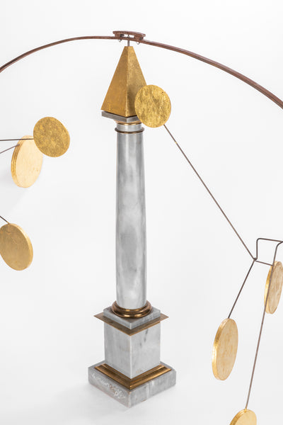 Serge MENDJISKY (1929-2017)  'L’Or Egyptien' (2012) Stabile. Acier, marbre, laiton, bois doré à la feuille.