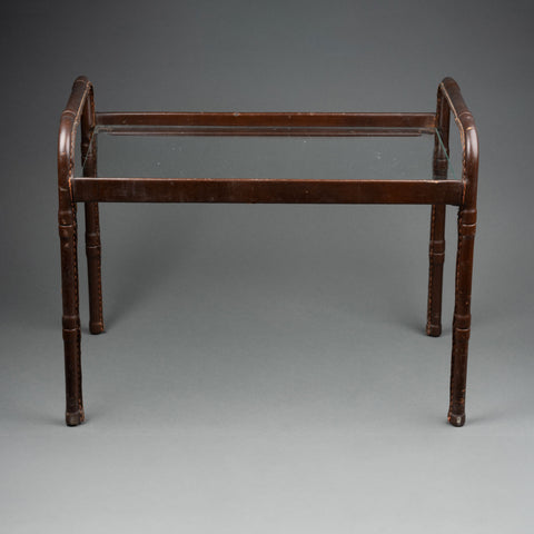 Jacques ADNET (1900-1984) Petite table basse cuir sellier surpiqué marron et plateau verre,Vers 1950