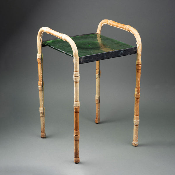 Jacques ADNET (1900-1984) Petit guéridon en métal et cuir sellier surpique couleur bambou,Vers 1950