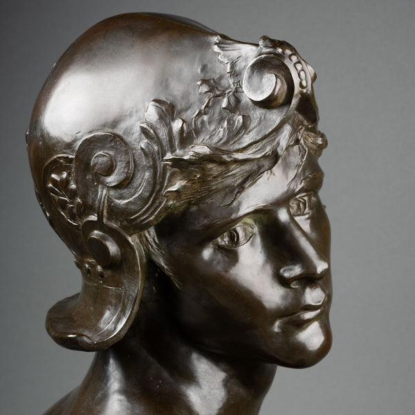 Emmanuel HANNAUX (1855-1934) Buste de jeune guerrier romain, grand modèle.