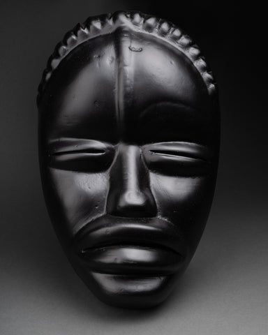Roger CAPRON (1922-2006) Rare Masque africain en céramique émaillée noire. Vers 1950.