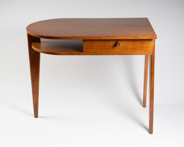 Jacques ADNET (1900-1984) Petit bureau tripode en chêne à tiroir coulissant