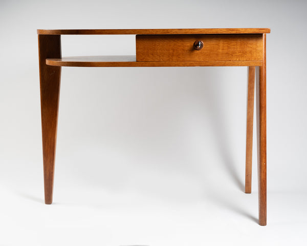 Jacques ADNET (1900-1984) Petit bureau tripode en chêne à tiroir coulissant