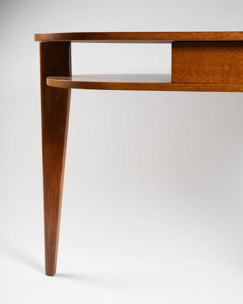 Jacques ADNET (1900-1984) Petit bureau tripode en chêne à tiroir coulissant