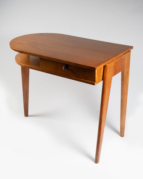 Jacques ADNET (1900-1984) Petit bureau tripode en chêne à tiroir coulissant