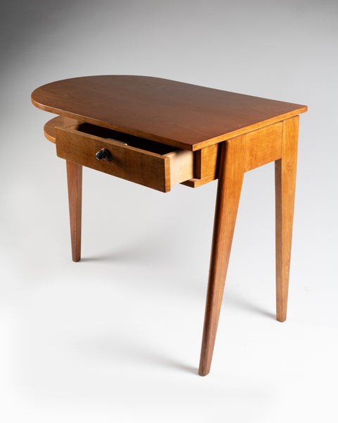 Jacques ADNET (1900-1984) Petit bureau tripode en chêne à tiroir coulissant