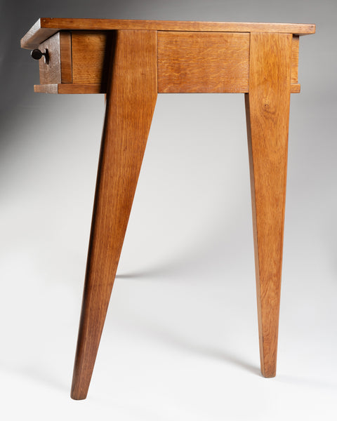 Jacques ADNET (1900-1984) Petit bureau tripode en chêne à tiroir coulissant