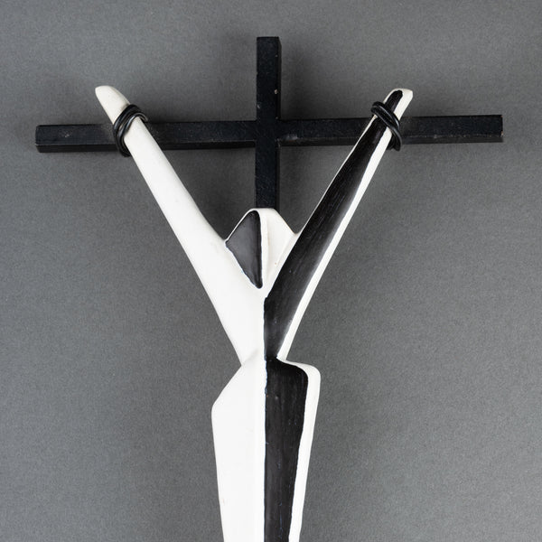 Christ sur sa croix - Céramique émaillée sur croix en métal noir