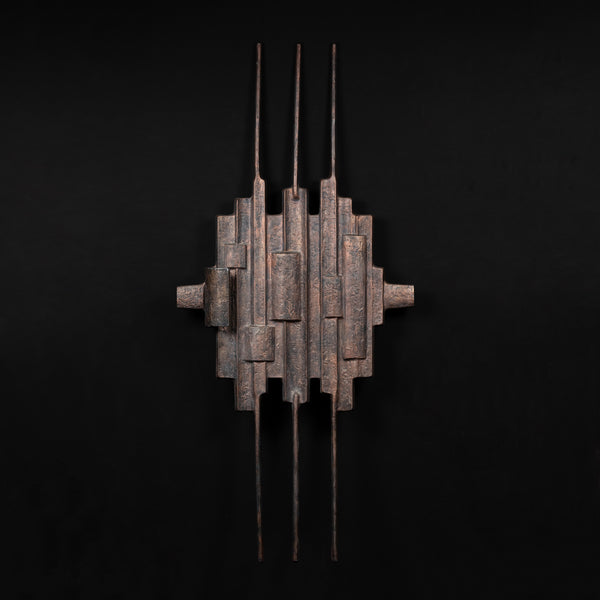 Porte moderniste en métal patiné