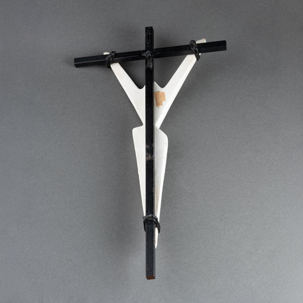 Christ sur sa croix - Céramique émaillée sur croix en métal noir