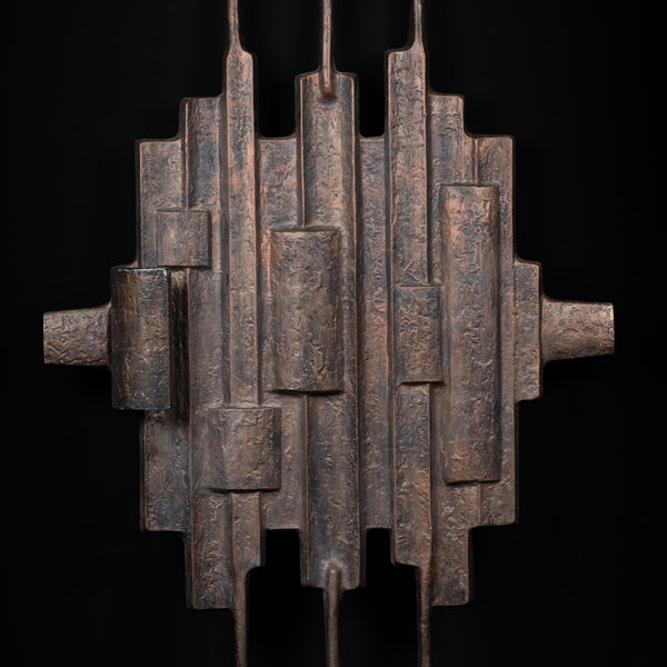 Porte moderniste en métal patiné