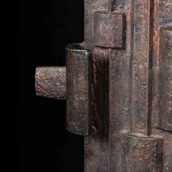 Porte moderniste en métal patiné